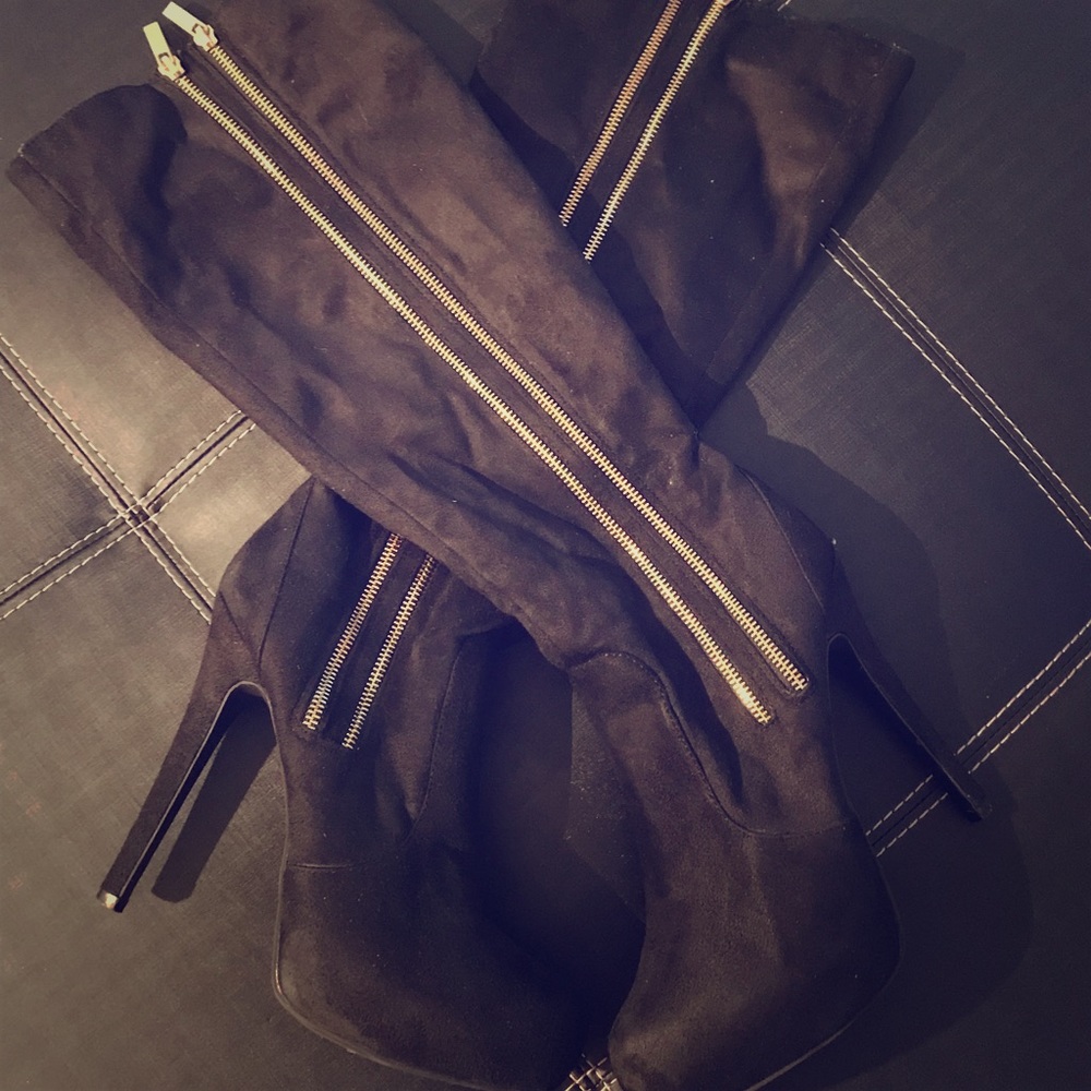 Tall heeled boot